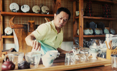 Директор завода, на котором производятся эти две марки Чэнь Цзинь Шань(陈进山)обстоятельный и серьёзный человек, занимается чаем более 20 лет. В его ведении находятся обширные плантации зелёного и красного чая, которые принадлежат заводу