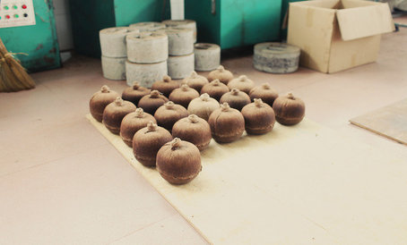 Готовые «шарики» шэн пуэра, каждый весом в два килограмма. Прессуют сырьё с местности ИУ. Продать такой «шарик» отказались, все на пересчёт под заказчика.