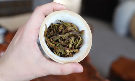 Даже спитый лист этого чая источает удивительный аромат, меняющийся от хлебного до цветочного, хотя описывать запах и вкус такого чая не просто, каждый найдёт в нём что-то особенное