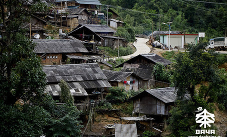 Вид на горную деревню НаКа. Отметка 2400 метров над уровнем моря, население -преимущественно народности Ай Ни Дзу и Ла Ху Дзу