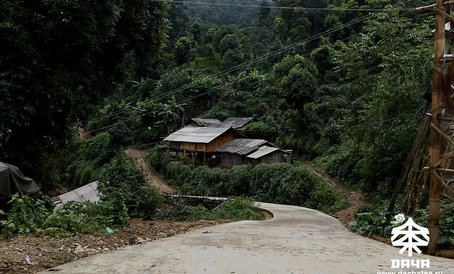 У входа в деревню. Бетонированная дорога обрывается на середине деревни.