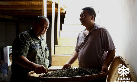 Оценивая чайный лист и чай, китайские торгаши уже заранее начинали спорить о цене, припирая фермера шутками и менторскими наставлениями, постоянно переспрашивая цену и вид чайного куста, пытаясь запутать крестьянина