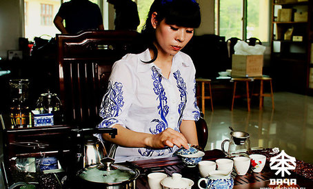 Как всегда, чай заваривает симпатичная девушка, усиленно про него рассказывающая и путающая внимание видами и сортами