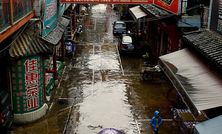Улицы Куньминского рынка. Дождливый сезон.